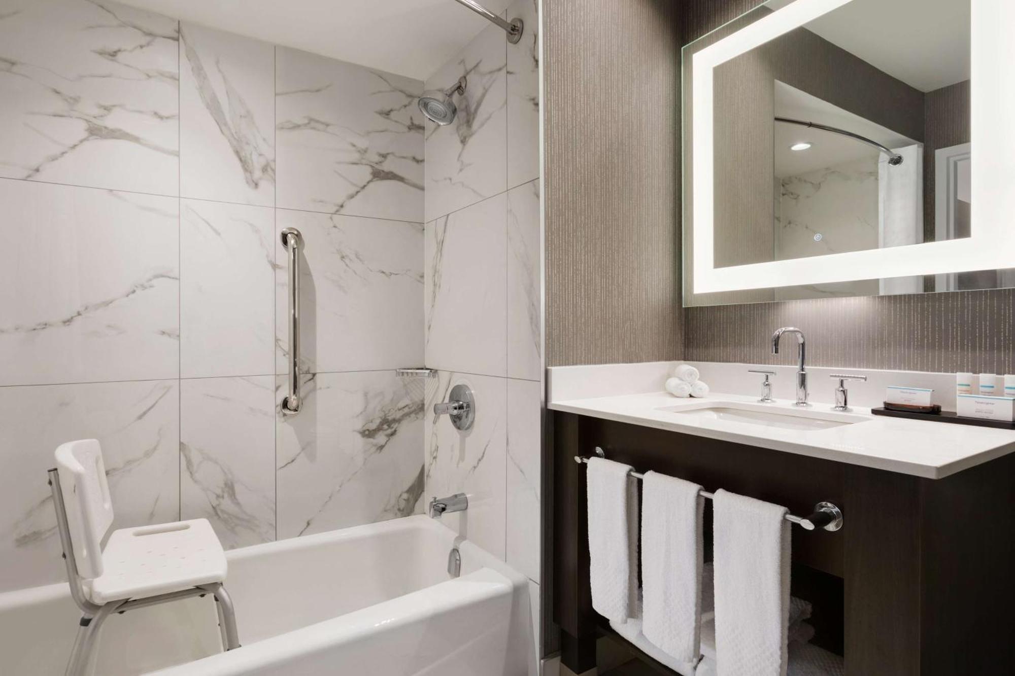 Embassy Suites By Hilton Toronto Airport Exteriér fotografie